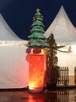 AUFBLASBARER WEIHNACHTSBAUM AUF S&Auml;ULE 
